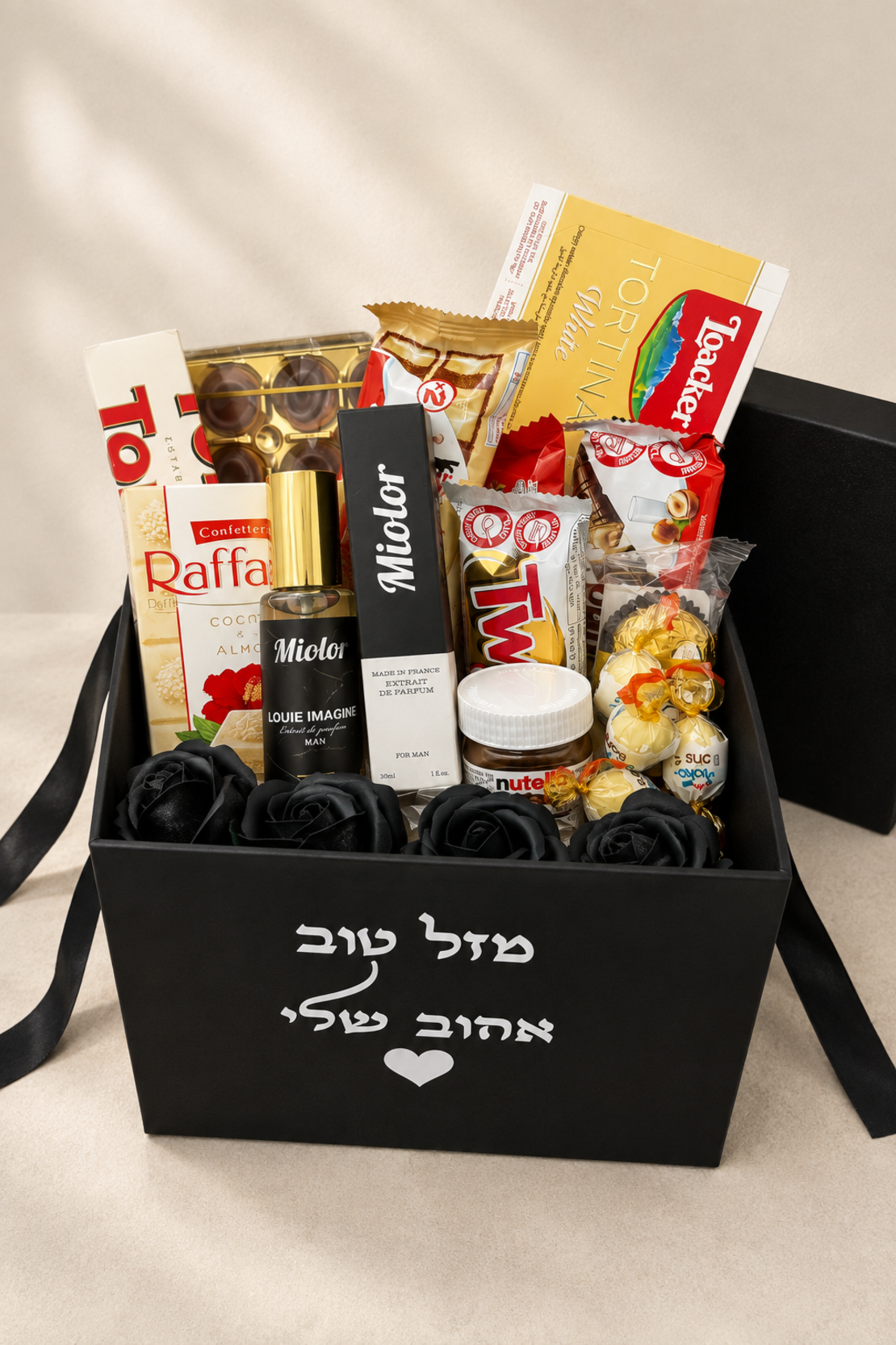 מארז מתוקים לגבר - קופסת מתנה שחורה עם הקדשה אישית, מלאה בשוקולדים, ממתקים ובקבוק משקה קטן