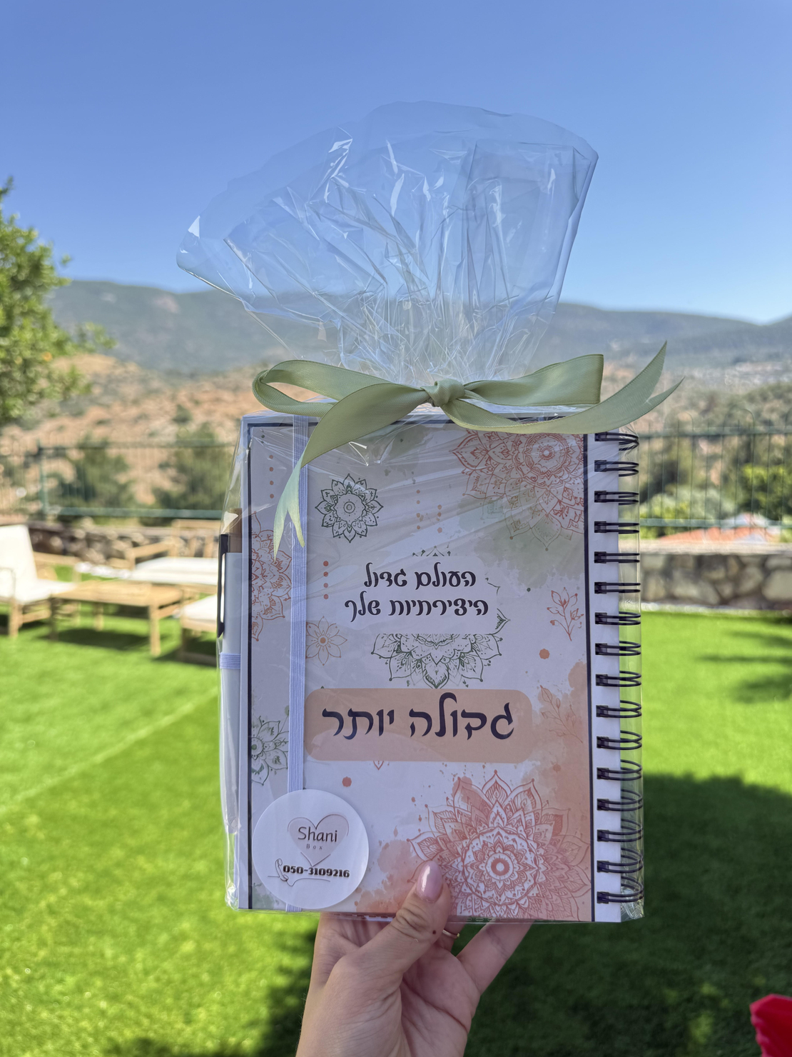 מחברת ממותגת עם עט