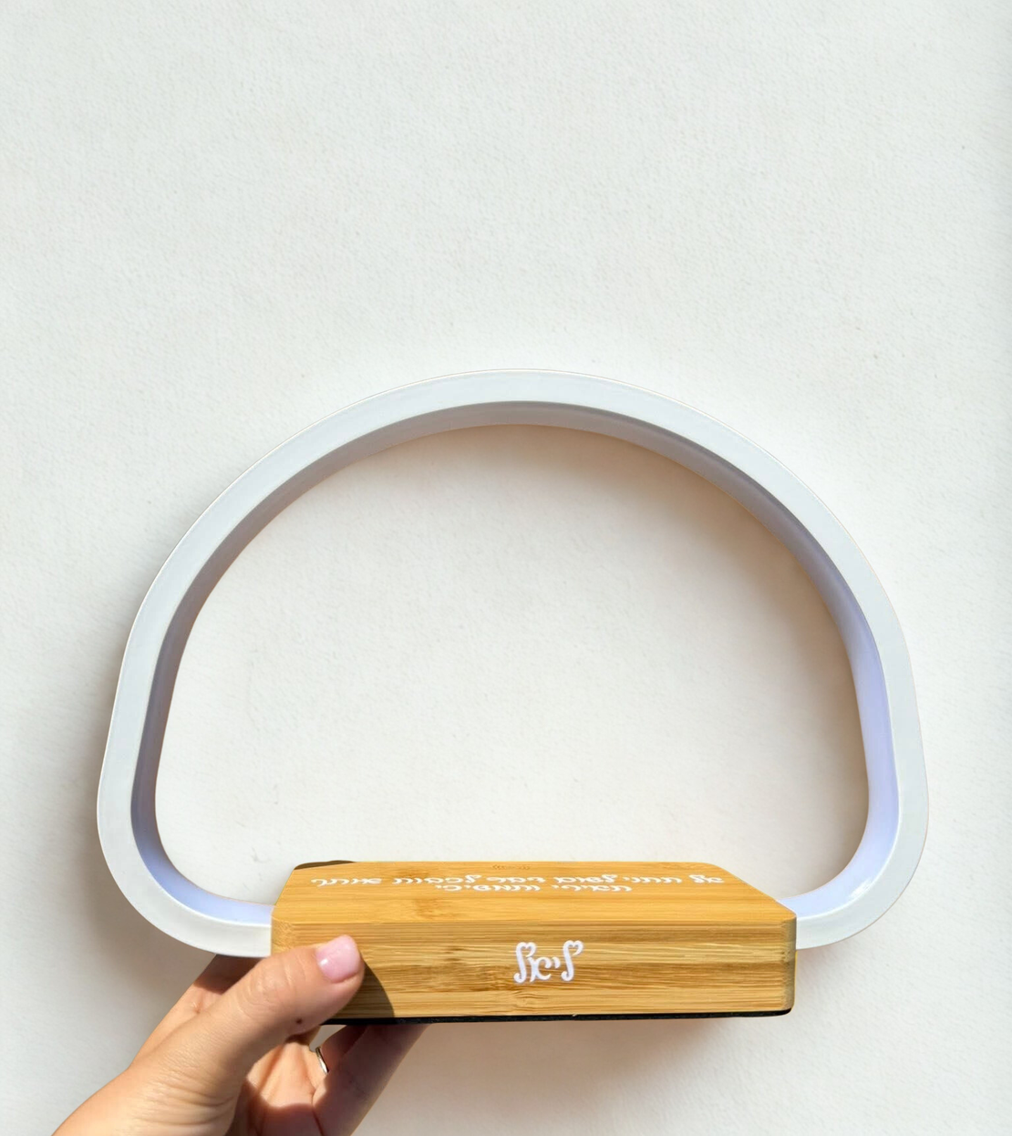 עמדת טעינה ותאורה