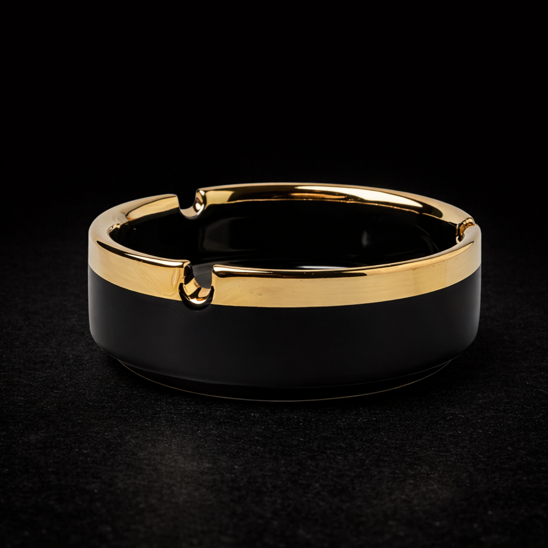 מאפרה מעוצבת קטנה בצבע שחור עם גימור זה