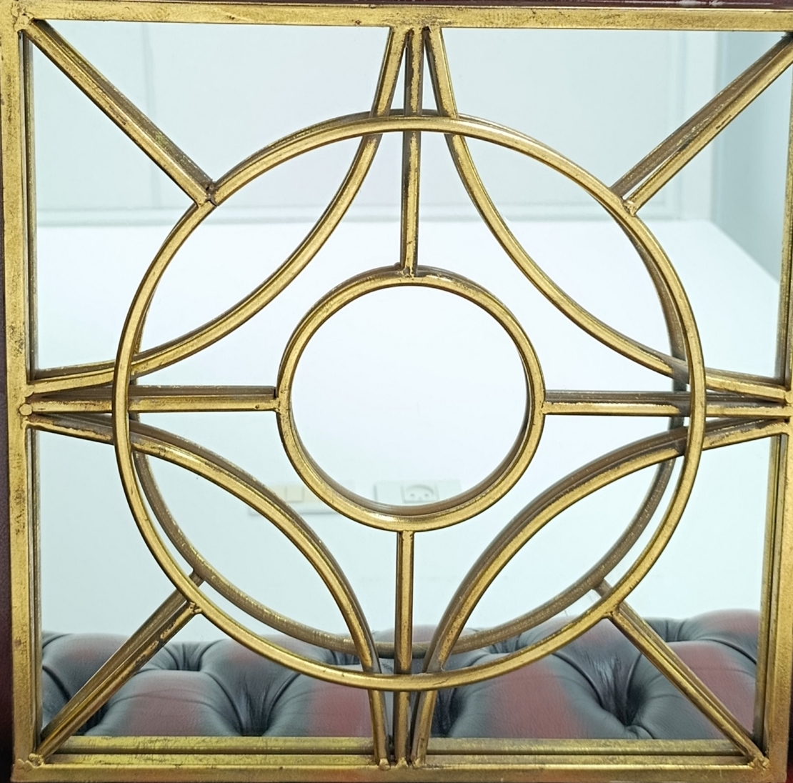 מראת קיר מתכת מוזהבת