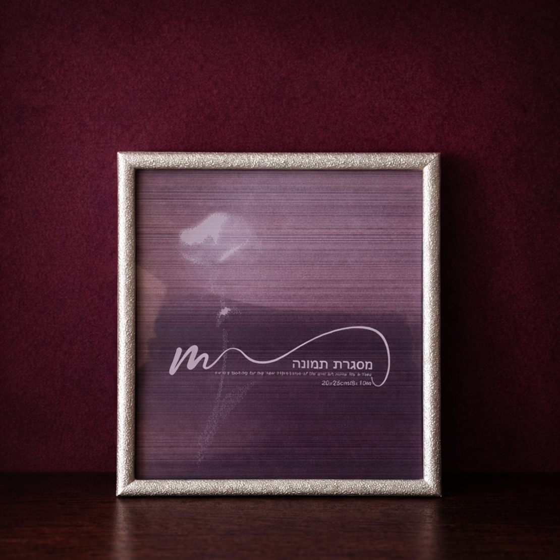 מסגרת תמונה זהב מעוצבת לקיר