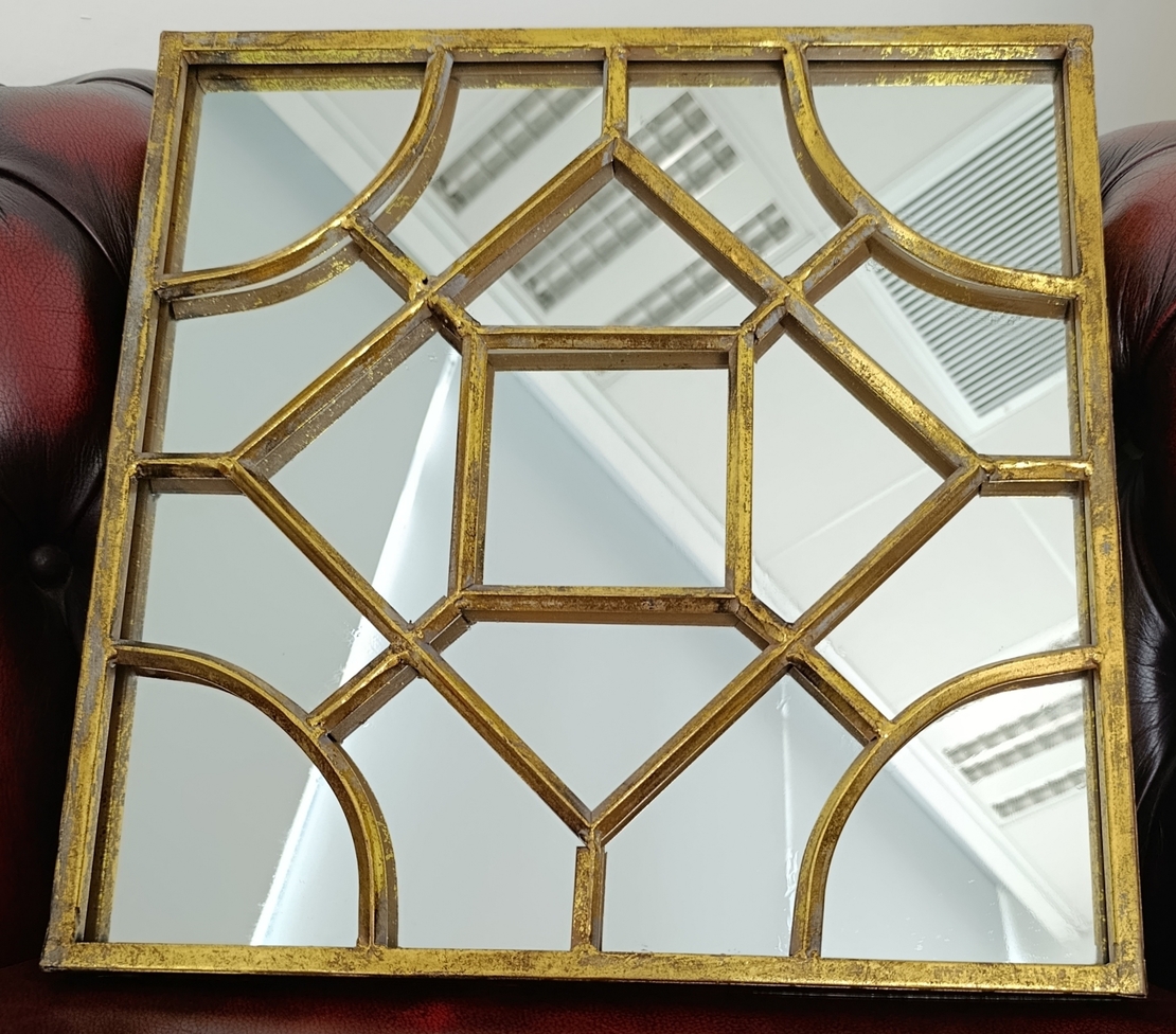 מראת קיר מרובעת מוזהבת