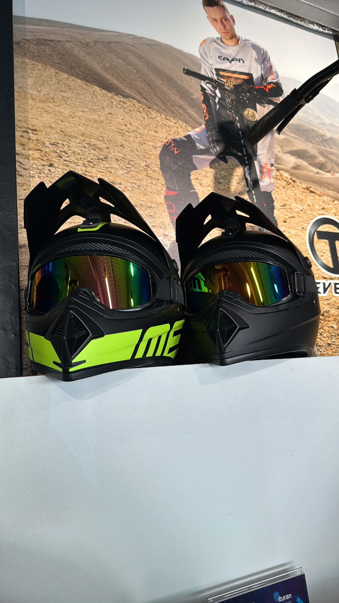 קסדת שטח צבעונית כולל משקף מגן