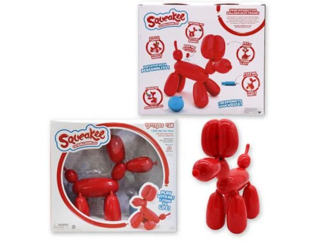 כלב סקוואקי אדום גדול שעושה פעולות