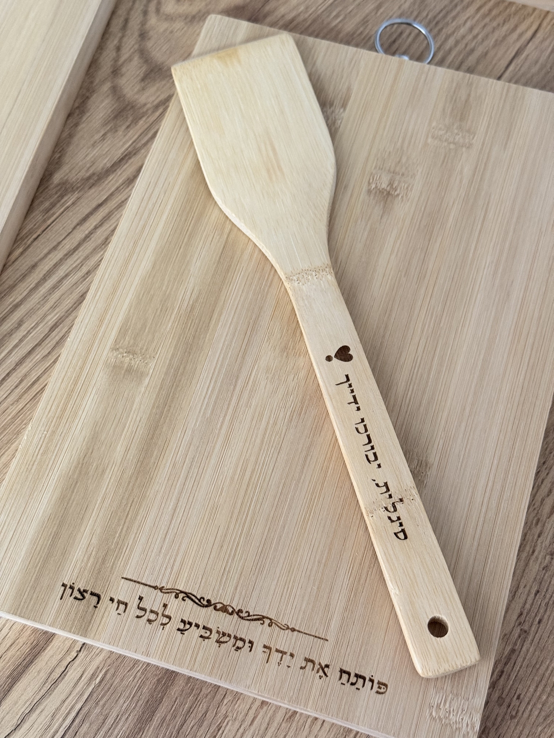 קרש חיתוך עם חריטה