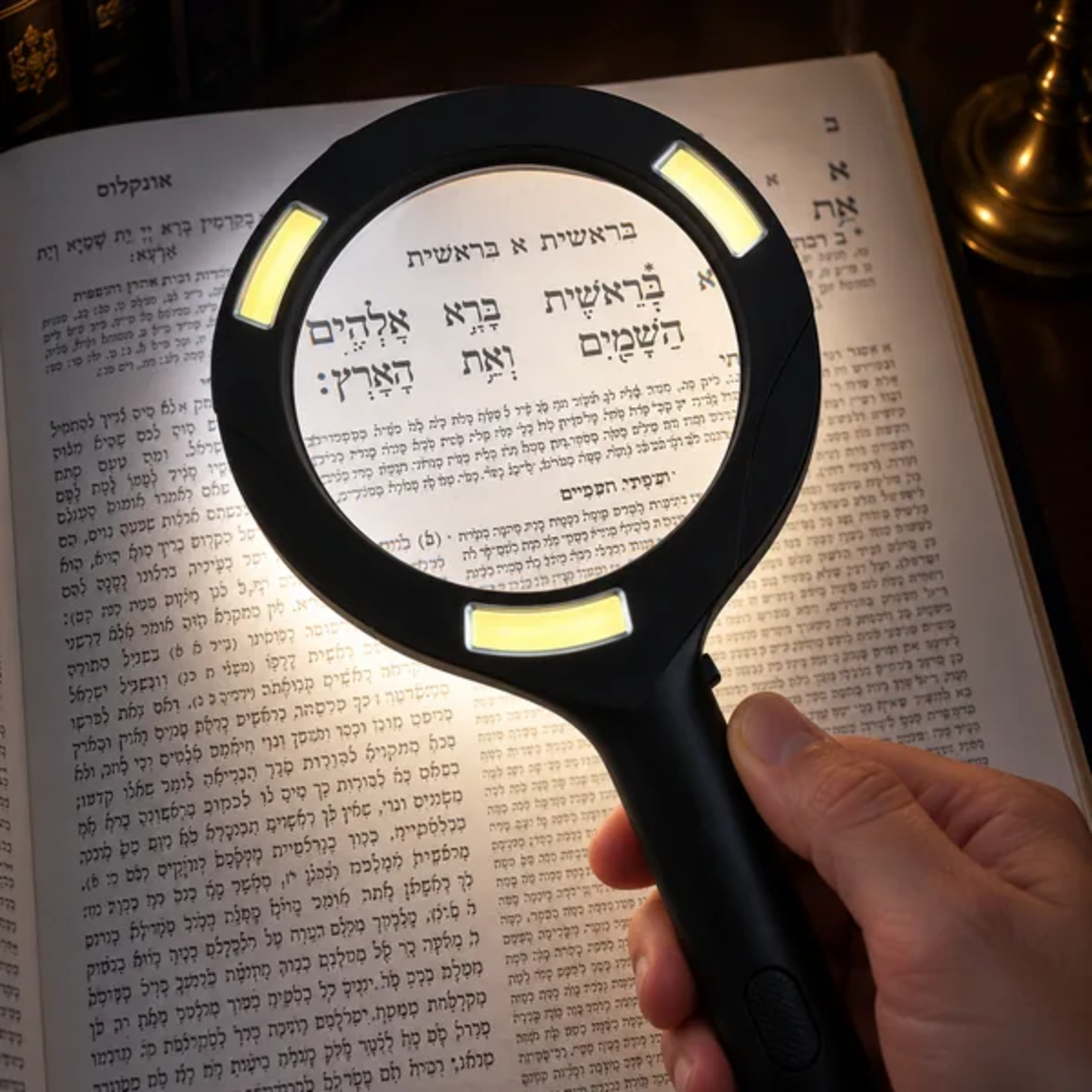 ALT מומלץ: זכוכית מגדלת GoodMix עם שלוש נורות LED, מוחזקת ביד ומאירה ספר קודש ללימוד תורה בתנאי תאורה חלשים.