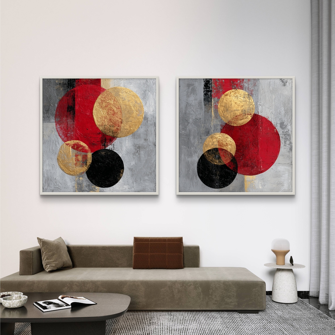 זוג תמונות קנבס מרובעות בעיצוב אבסטרקטי עם מעגלים בגווני אדום, שחור וזהב על רקע אפור, בהדפסה חלקה לעיצוב מודרני ויוקרתי.
