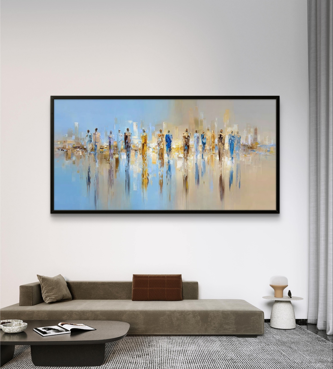 תמונת קיר אבסטרקטית של דמויות בעיר בצבעי כחול וזהב, מראה אלגנטי לסלון מודרני