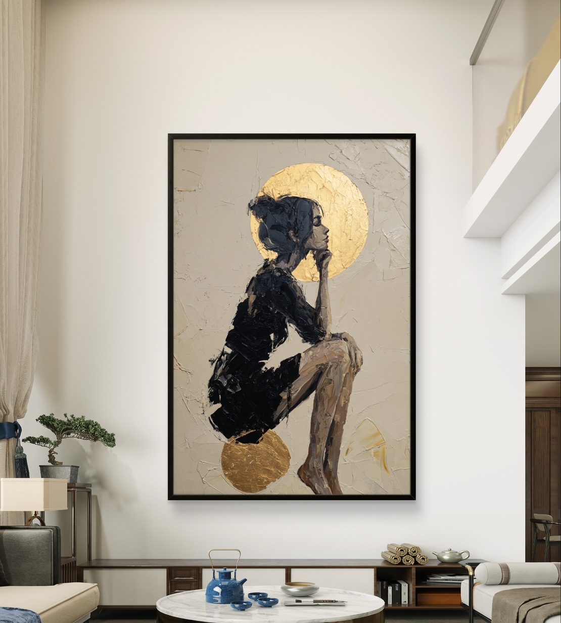 תמונת קנבס של דמות נשית אמנותית עם אלמנטים זהובים, בעיצוב מודרני ואלגנטי לבית