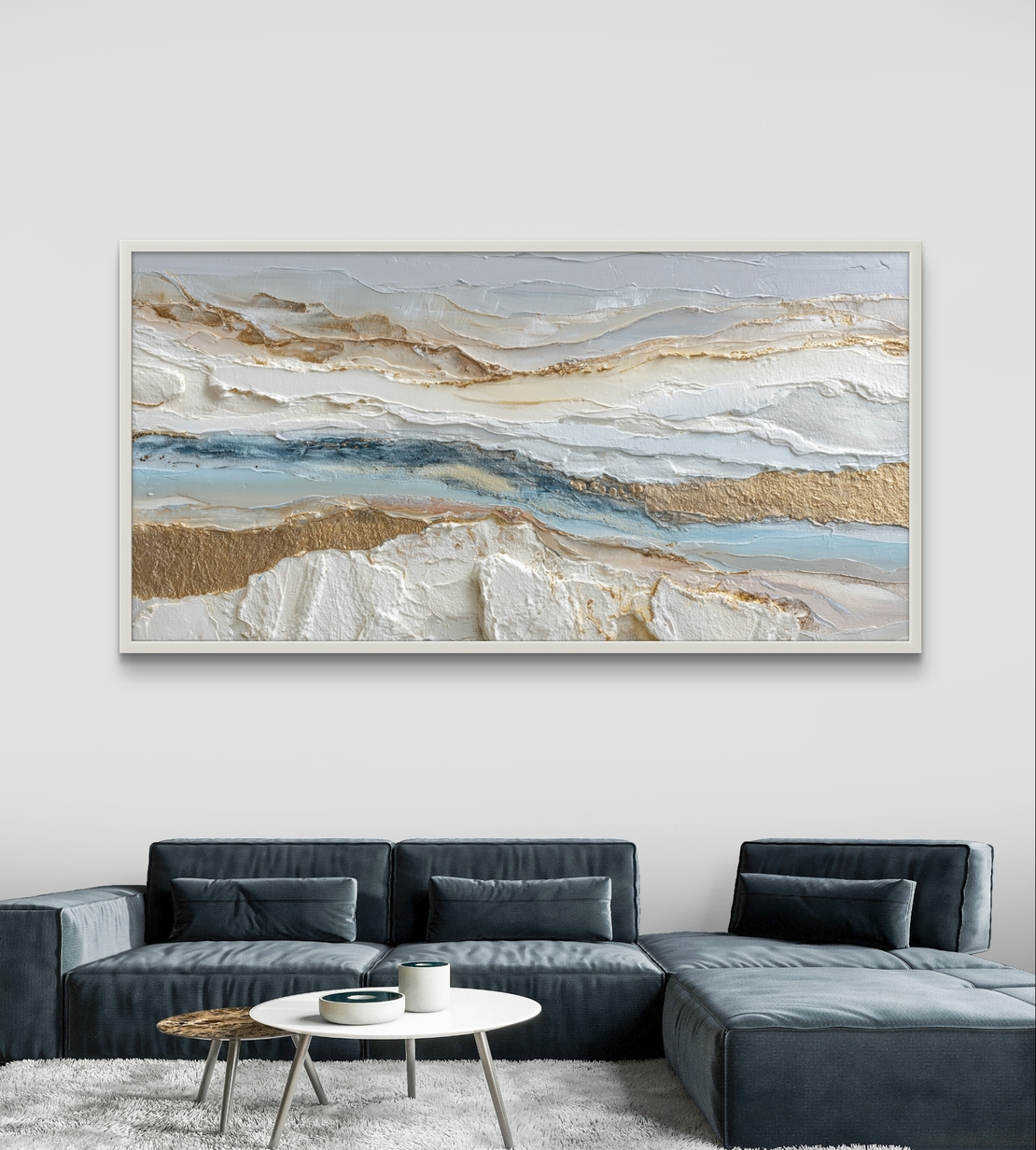 תמונת קנבס לרוחב בסגנון אבסטרקטי עם שכבות לבן ותכלת ונגיעות זהב לעיצוב סלון רגוע ויוקרתי