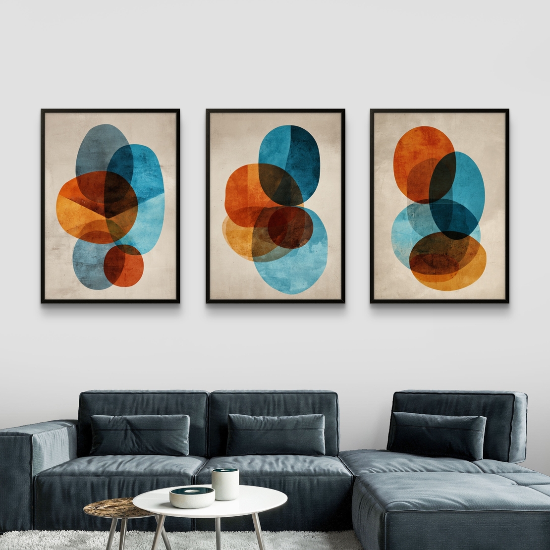 סט של שלוש תמונות קנבס אבסטרקטיות עם צורות עגולות בגווני כחול, כתום וחום על רקע בהיר, בעיצוב מודרני ואלגנטי לסלון.