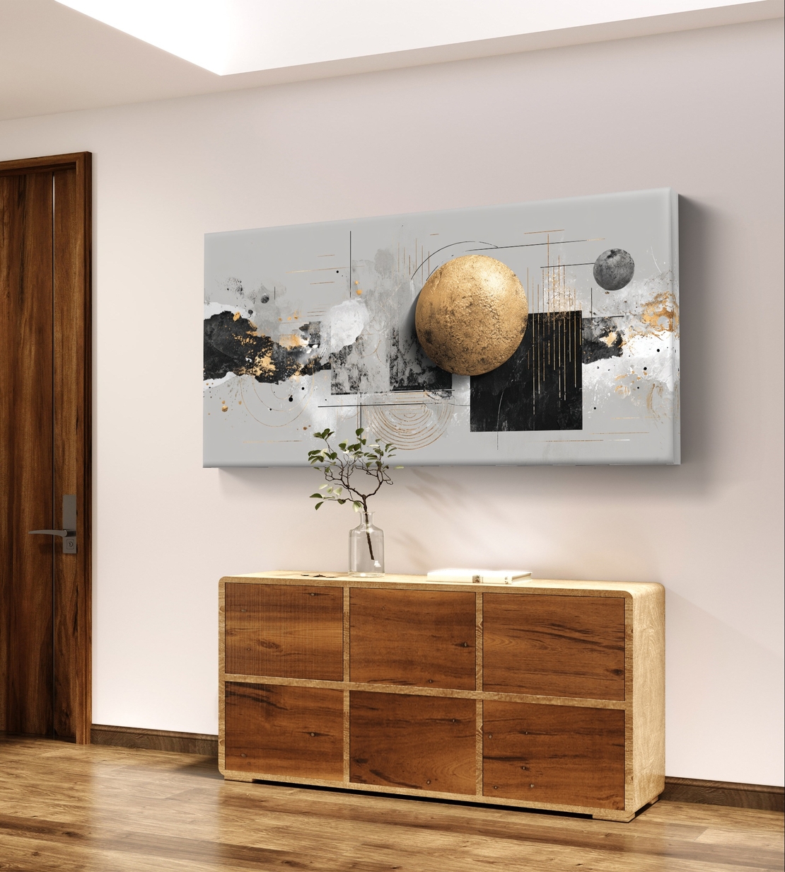 תמונת קנבס לרוחב בסגנון אבסטרקטי עם כדור זהב מרכזי וגווני שחור, אפור ולבן לעיצוב סלון מודרני ויוקרתי