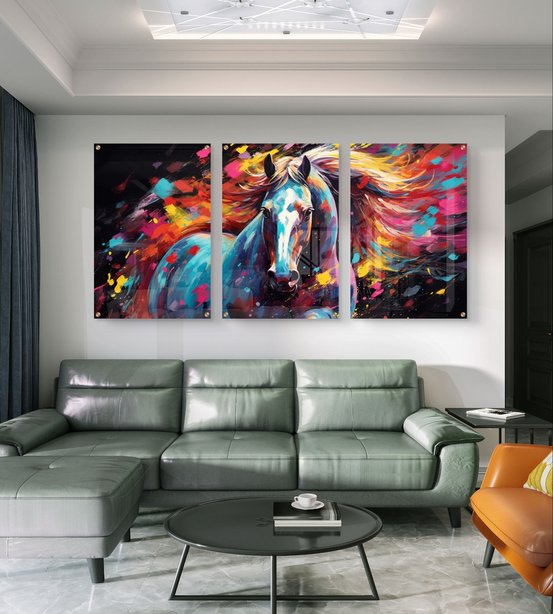 שלישיית תמונות זכוכית עם סוס אבסטרקטי וצבעים עזים בגווני טורקיז, אדום וצהוב בעיצוב מודרני ועוצמתי לסלון