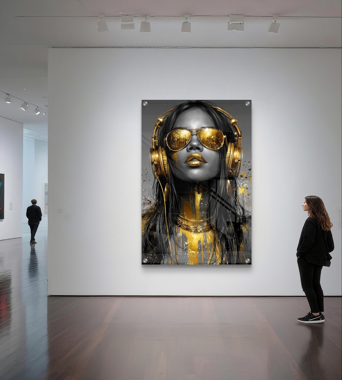 תמונת זכוכית עם דמות נשית, אוזניות ומשקפי שמש בגווני שחור וזהב בעיצוב מודרני, נועז ויוקרתי לקיר הבית