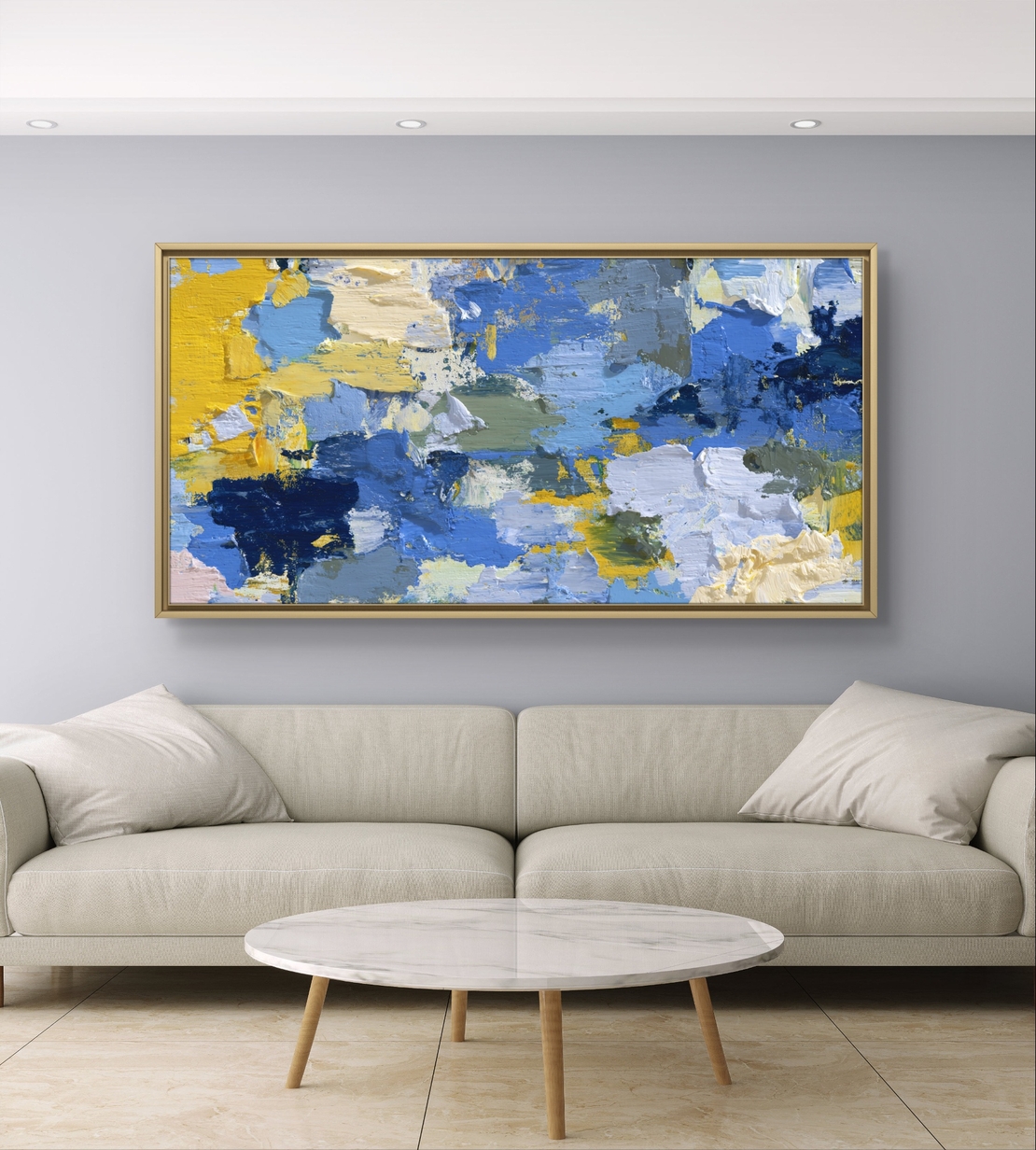 תמונת קנבס אבסטרקטית לרוחב בגווני כחול וצהוב עם שכבות צבע ותנועת מכחול מודרנית