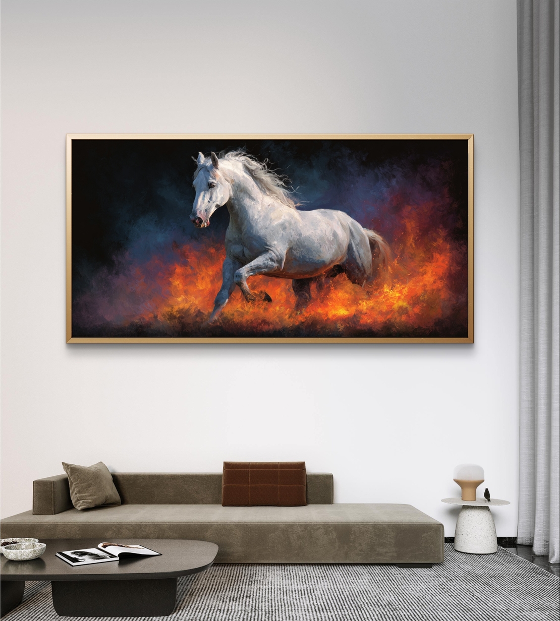 קנבס דרמטי מעל ספה עם סוס לבן רץ באש, צבעי שחור-כתום-אדום חזקים