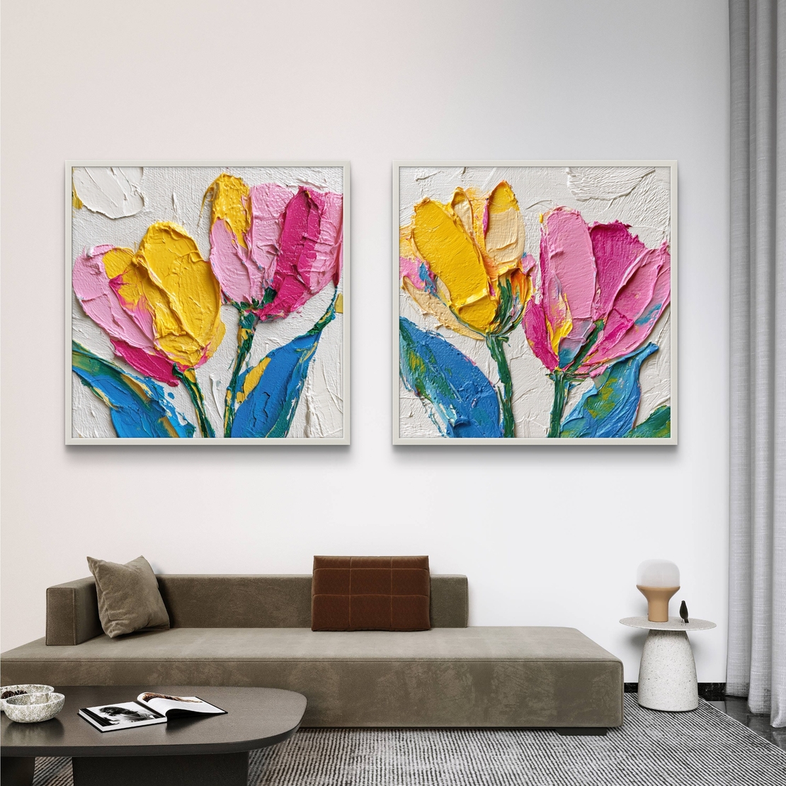 זוג תמונות קנבס מרובעות עם פרחים צבעוניים בגווני ורוד, צהוב וכחול, בהדפסה חלקה לעיצוב קיר מודרני ושמח.