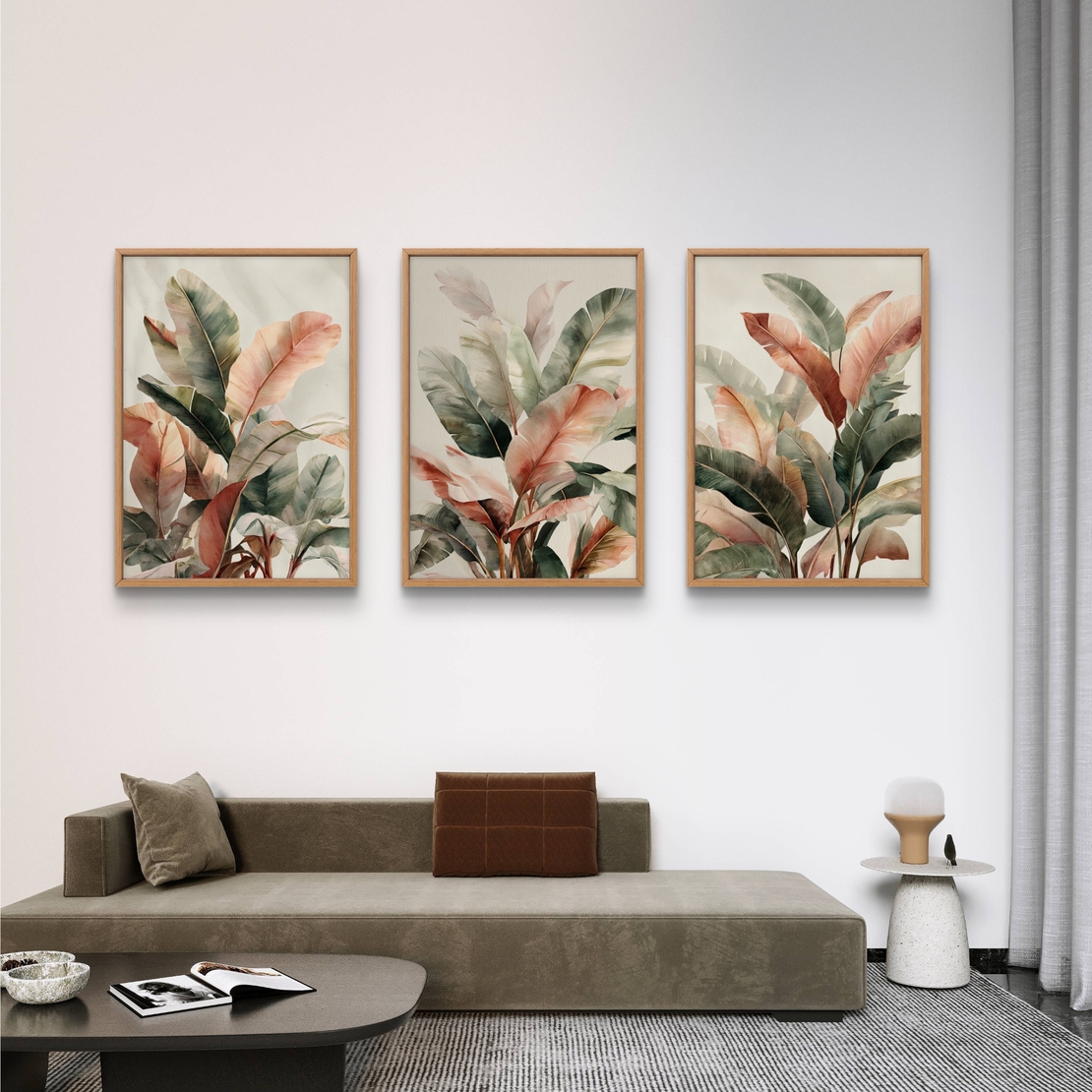 סט של שלוש תמונות קנבס עם איורי עלים בוטניים בגווני ירוק, שמנת וחום, בעיצוב עדין ומודרני לסלון.