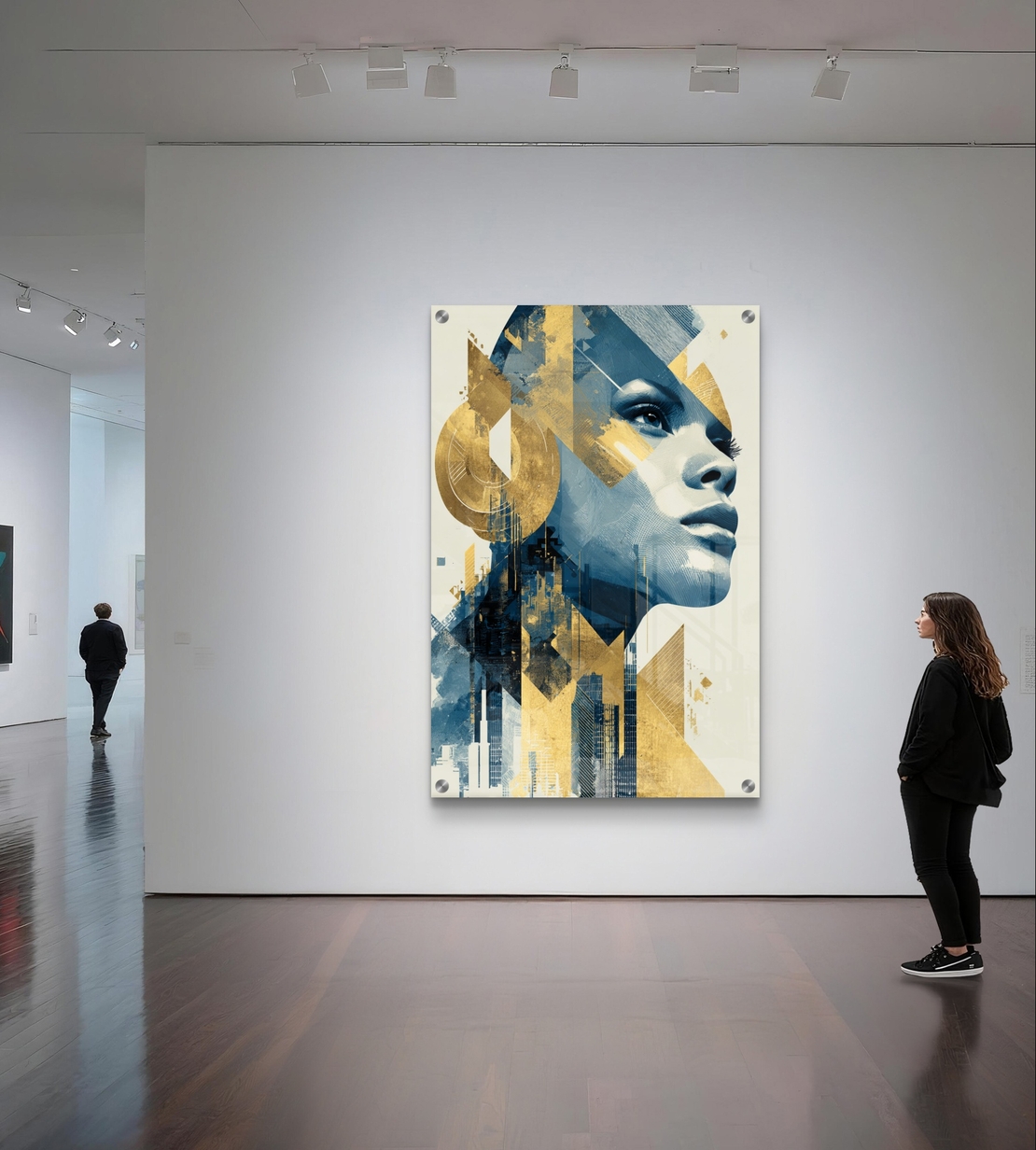 תמונת זכוכית עם דמות נשית בפרופיל, אלמנטים גאומטריים בגווני כחול וזהב ועיצוב מודרני ואלגנטי לקיר