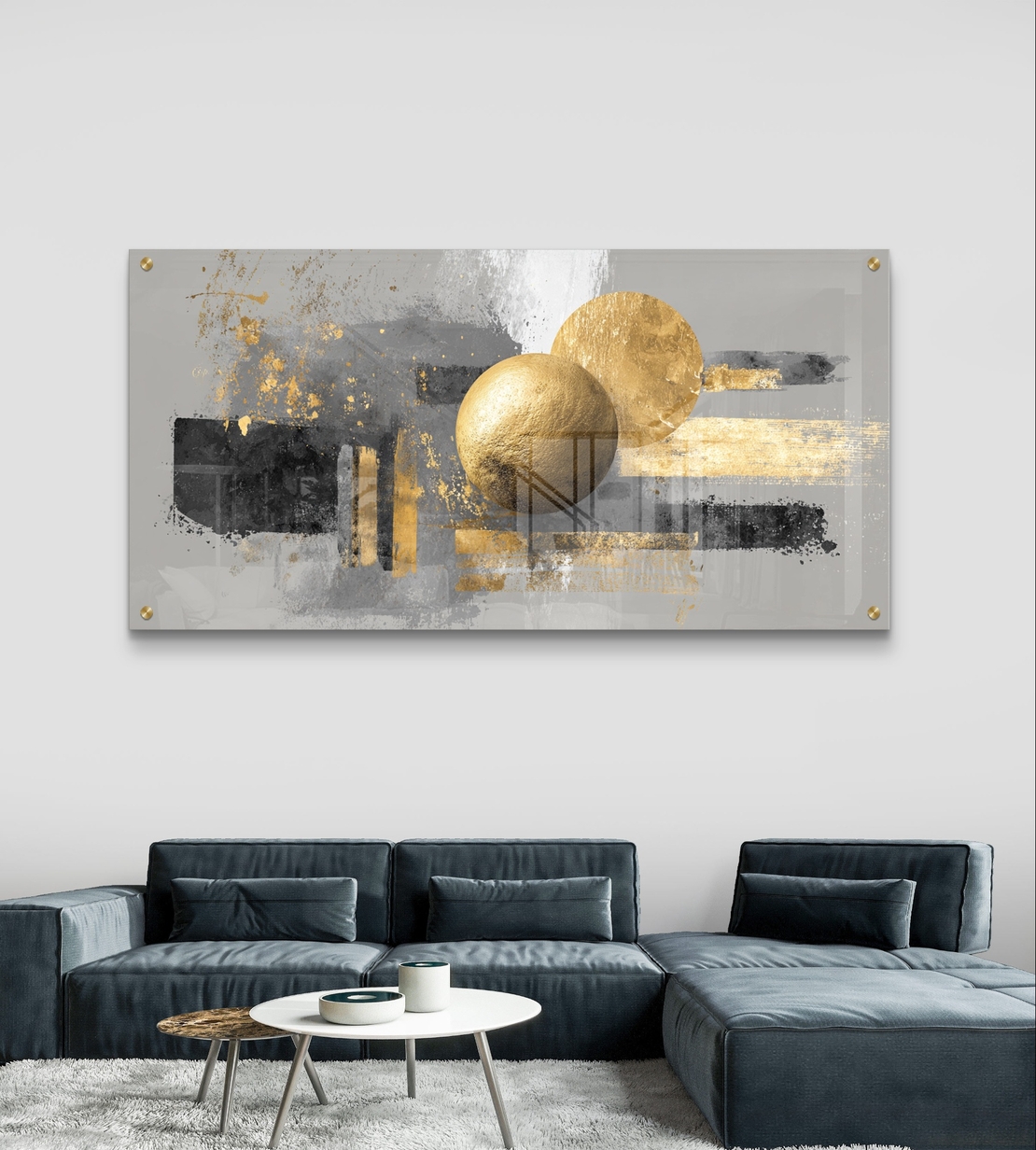 תמונת זכוכית לרוחב בעיצוב אבסטרקטי עם אלמנטים זהובים וגווני אפור מודרניים