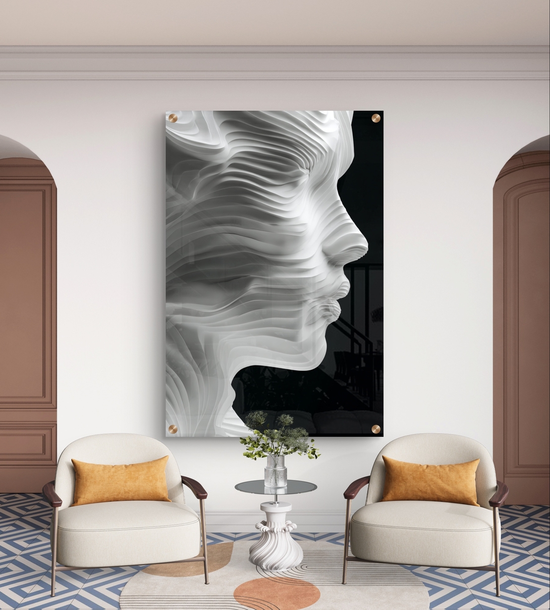 תמונת זכוכית בהדפסה חלקה של דיוקן נשי מופשט בפרופיל, עשוי שכבות גליות בגווני לבן, אפור ושחור.