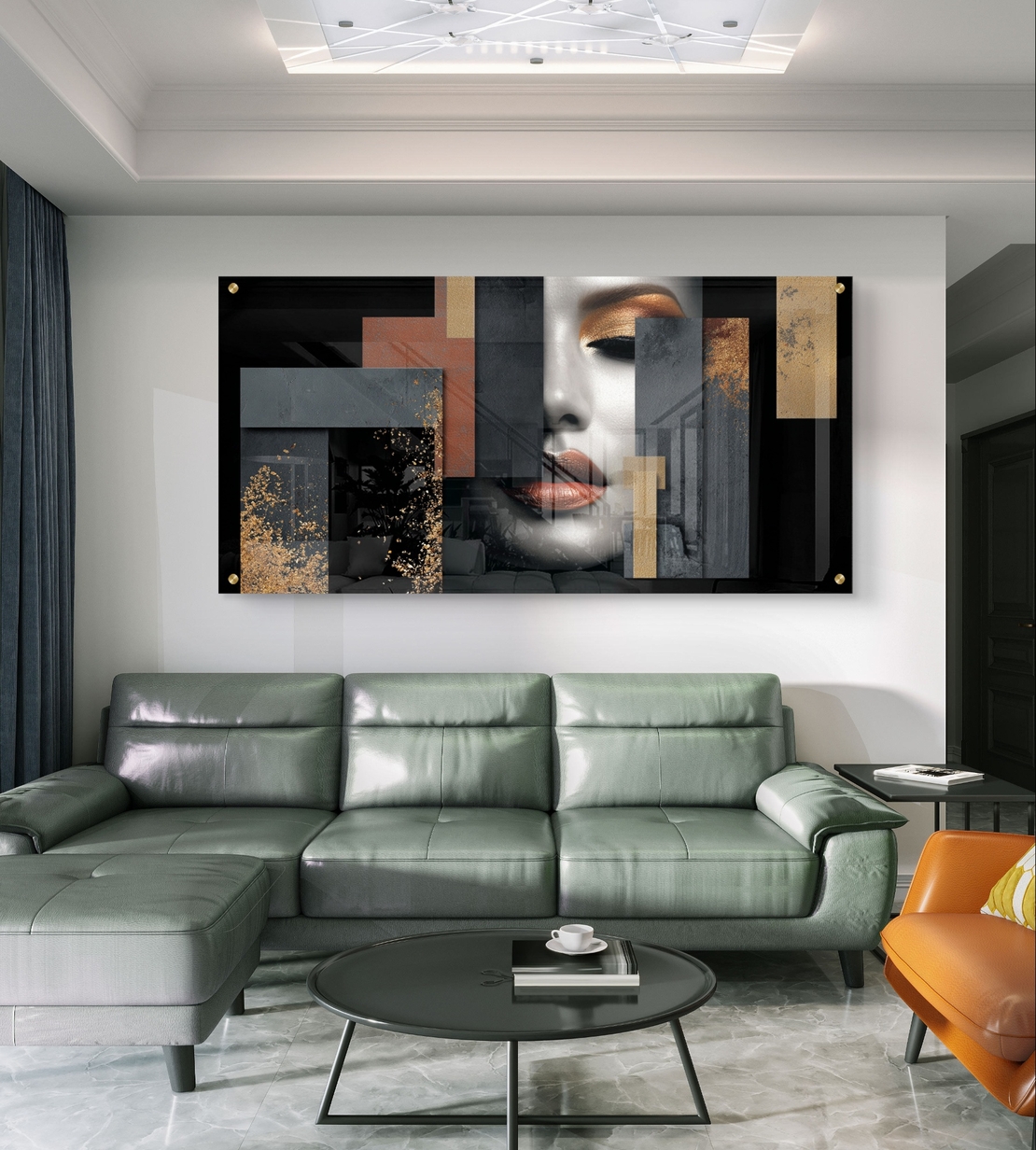 תמונת זכוכית לרוחב עם דיוקן נשי אבסטרקטי בגווני שחור, אפור וזהב בעיצוב יוקרתי