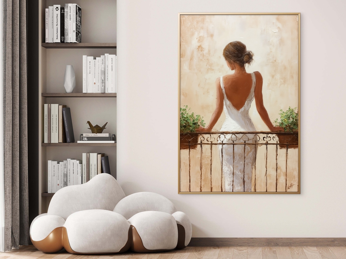 אישה בשמלה לבנה עומדת במרפסת מול רקע שמנת-זהב – תמונת קנבס אלגנטית NEXTGEN BY BAR