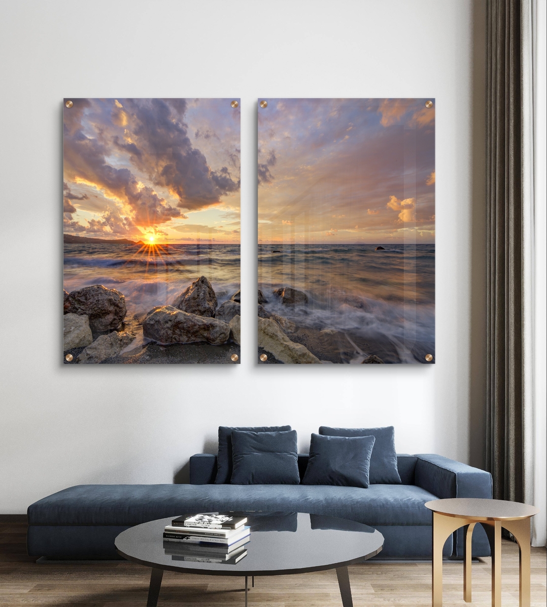 זוג תמונות זכוכית עם שקיעה מעל הים, סלעים וגלים בתנועה עדינה בעיצוב רגוע ואלגנטי לקיר הבית