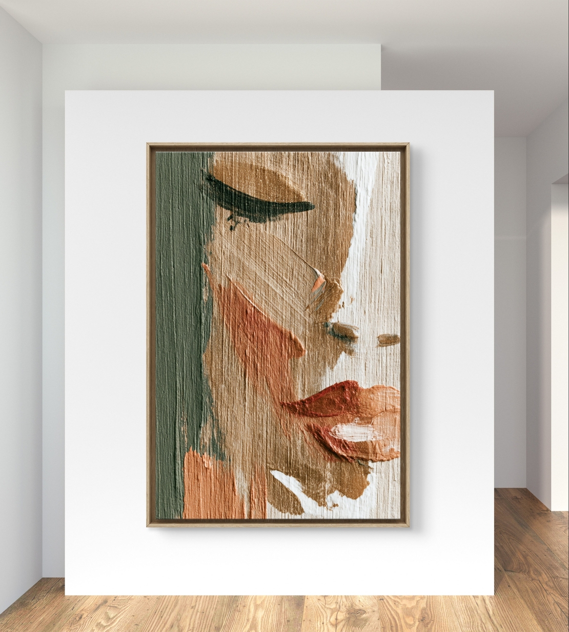 ציור קנבס מודרני של פנים נשיות בסגנון מופשט עם טקסטורת בד אנכית