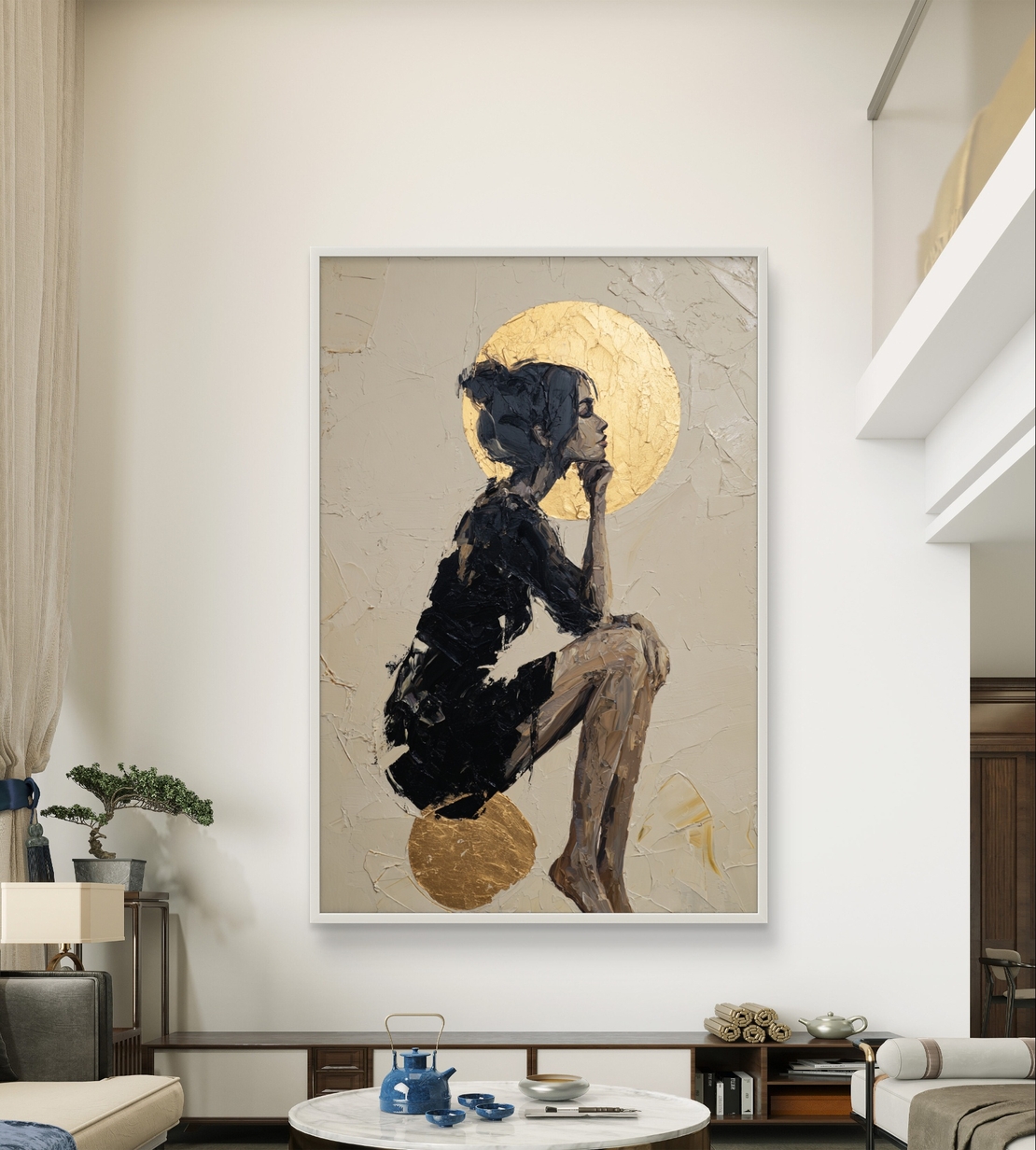 תמונת קנבס של דמות נשית אמנותית עם אלמנטים זהובים, בעיצוב מודרני ואלגנטי לבית