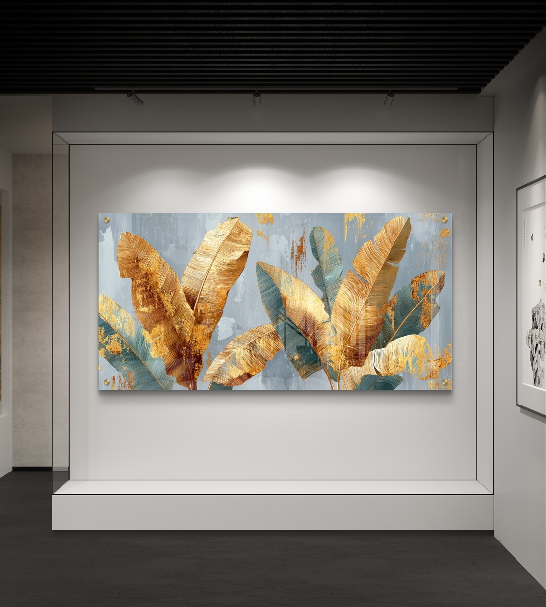 תמונת זכוכית לרוחב עם עלי בננה זהובים וטורקיז על רקע אפור-כחלחל בעיצוב מודרני יוקרתי
