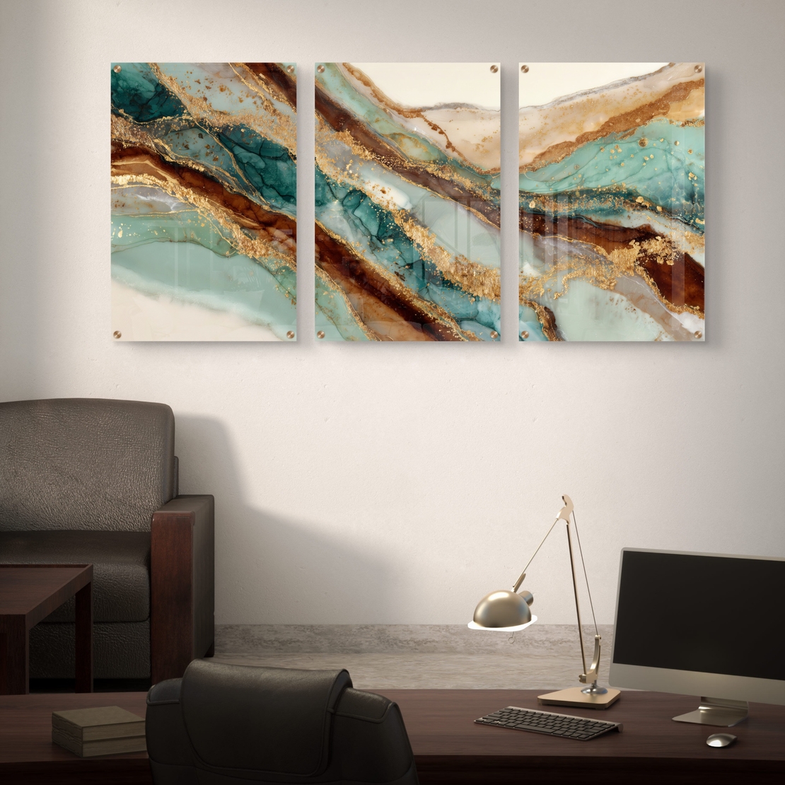 תמונת זכוכית מחולקת לשלושה חלקים בעיצוב שיש אבסטרקטי בגווני טורקיז, חום וזהב תלויה מעל שולחן אוכל מודרני.