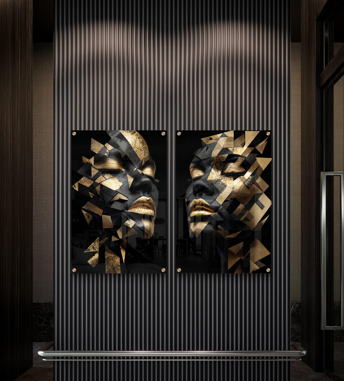 זוג תמונות זכוכית בעיצוב פורטרט מודרני בשחור וזהב עם פרגמנטים גיאומטריים יוקרתיים