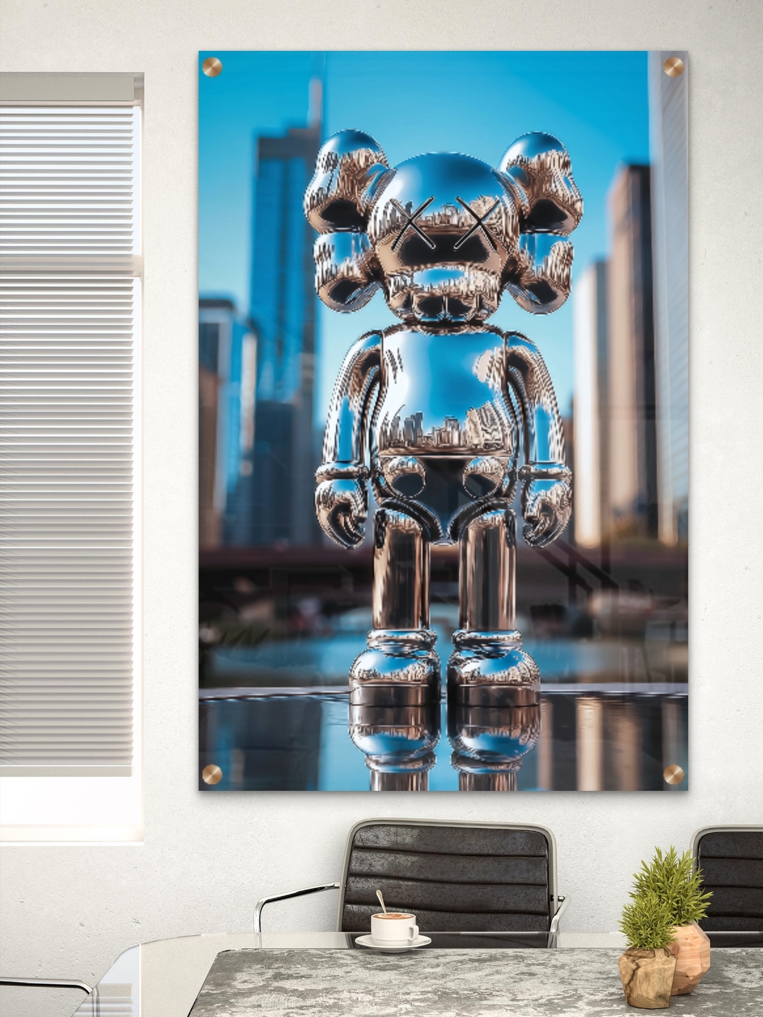 דמות כרום מבריקה עם השתקפות גורדי שחקים בתמונת זכוכית מעוצבת – NEXTGEN BY BAR