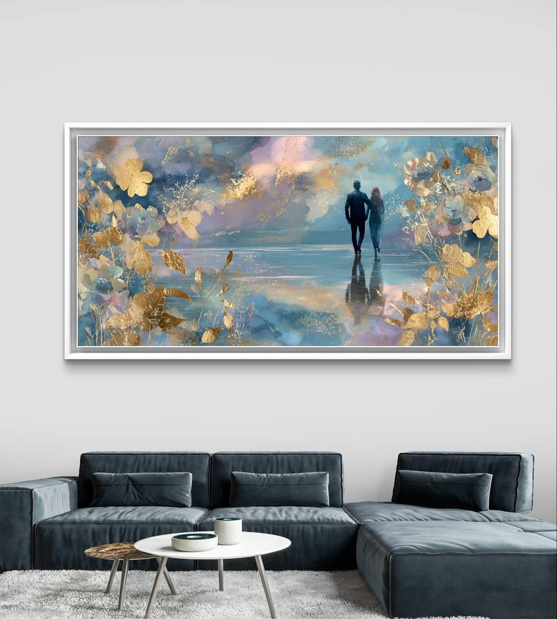 תמונת קנבס רומנטית של זוג הולך על שפת מים עם פרחים מוזהבים ברקע חלומי
