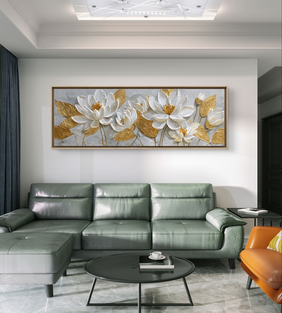 תמונת קנבס פנורמית עם פרחים לבנים ועלים מוזהבים על רקע בהיר בעיצוב אלגנטי ויוקרתי לבית