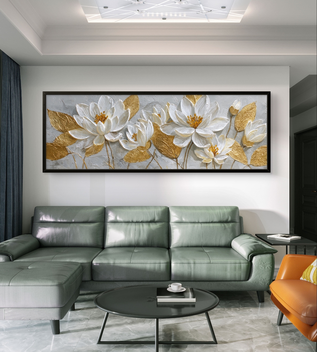 תמונת קנבס פנורמית עם פרחים לבנים ועלים מוזהבים על רקע בהיר בעיצוב אלגנטי ויוקרתי לבית