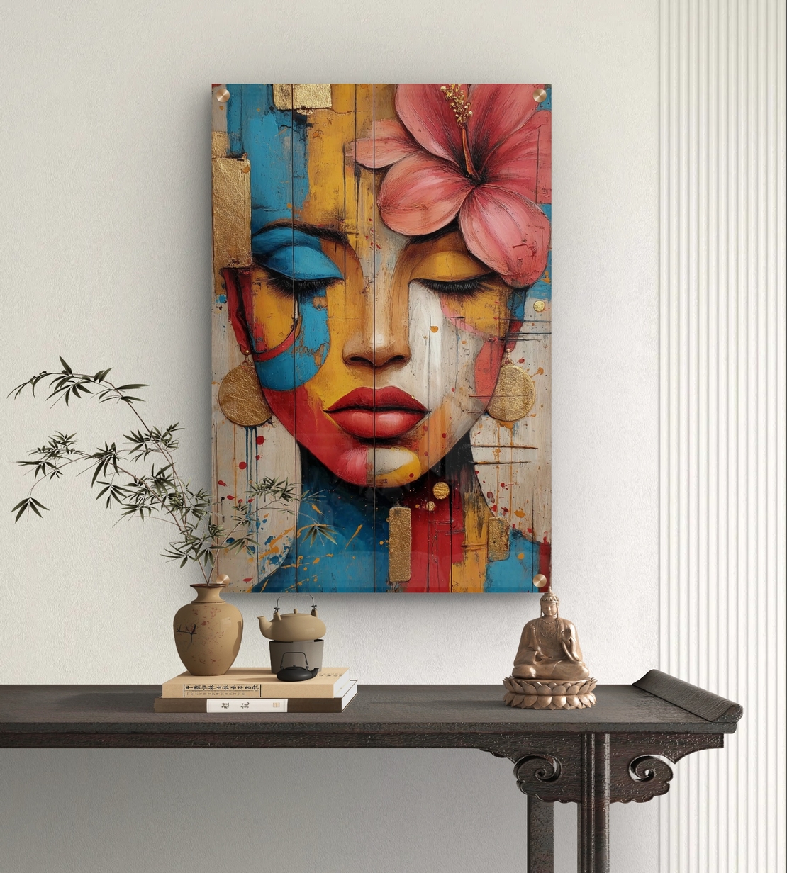 תמונת זכוכית בהדפסה חלקה של דיוקן נשי צבעוני עם פרח, בגווני אדום, כחול, צהוב ונגיעות זהב.