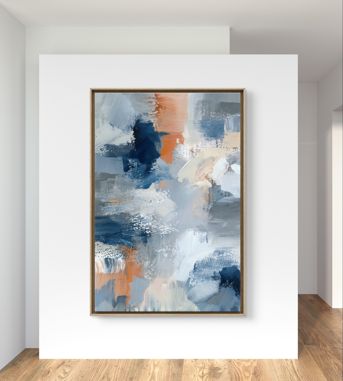 ציור קנבס מודרני אנכי בטקסטורה עשירה בגווני כחול לבן אפור ונגיעות אפרסק