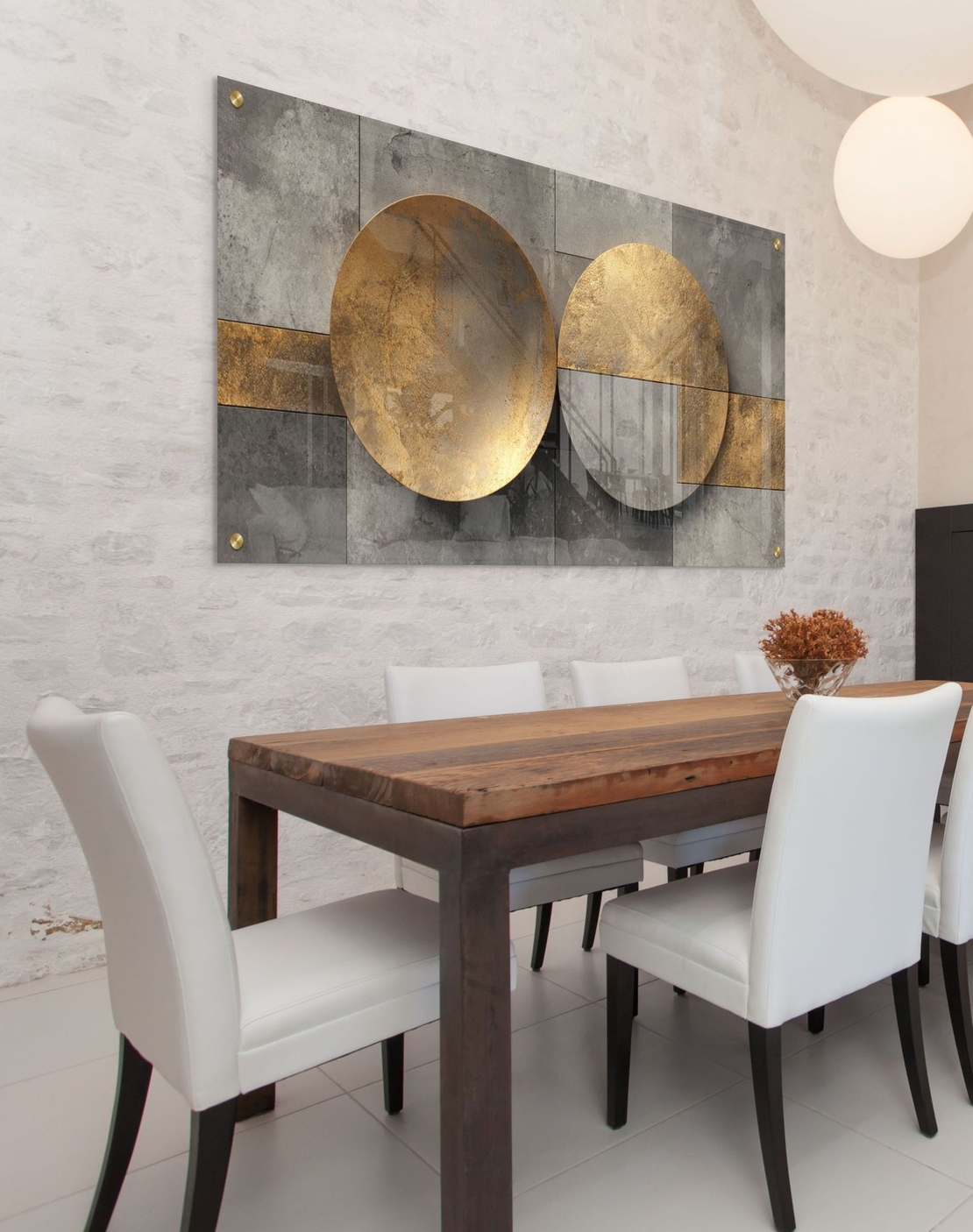 תמונת זכוכית לרוחב עם שני עיגולים מוזהבים מעל רקע אפור גאומטרי – תכשיט לבית