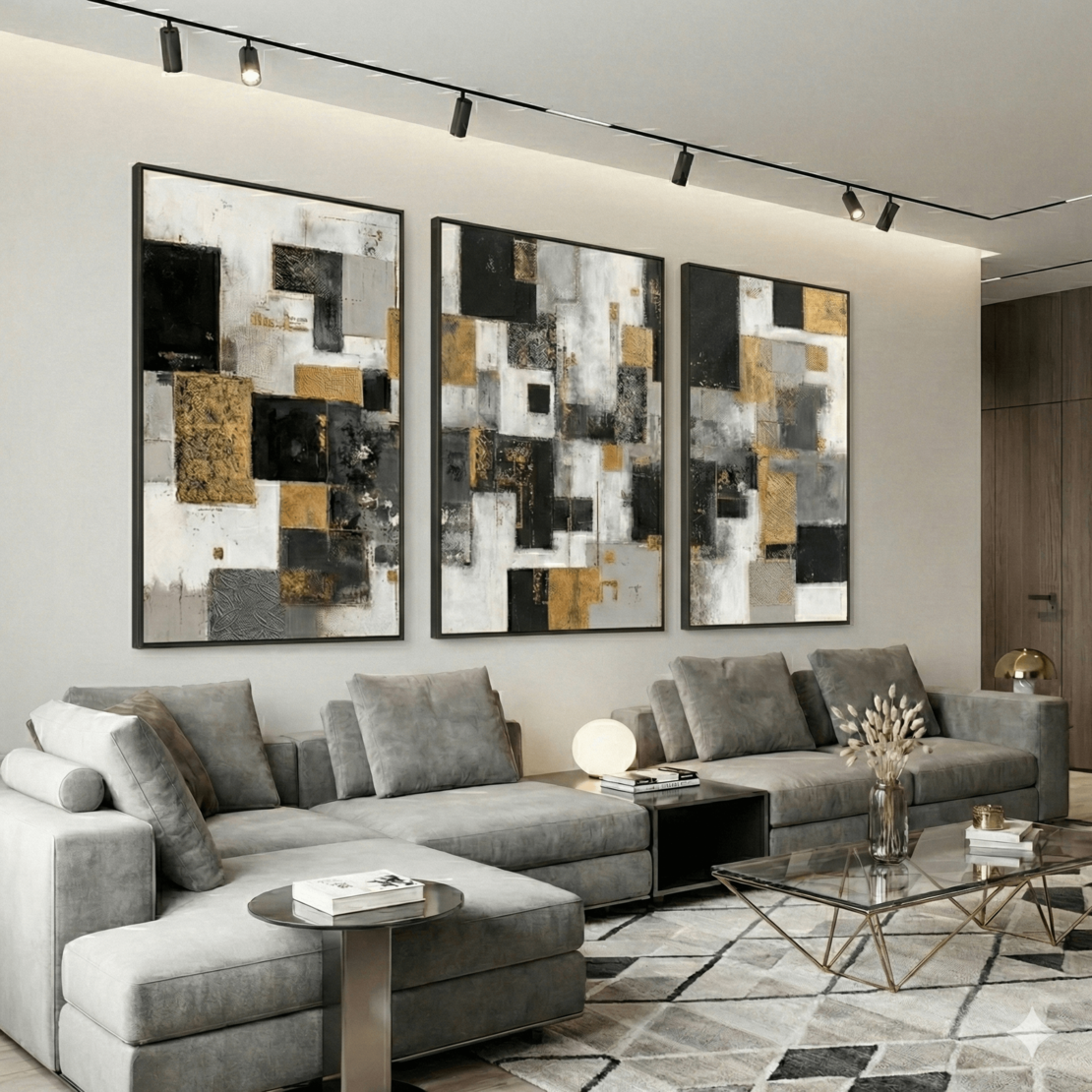 שלישיית תמונות קנבס אבסטרקטיות בגווני אפור שחור וזהב בעיצוב מודרני לסלון יוקרתי