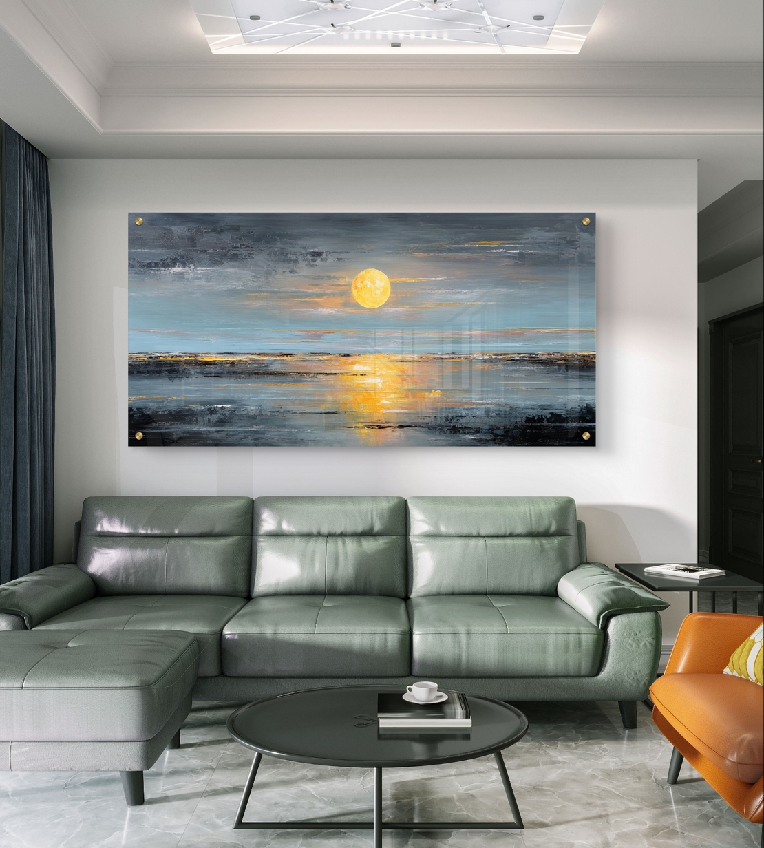 תמונת זכוכית לרוחב עם נוף ים מופשט ושמש זהובה המשתקפת על המים לעיצוב סלון יוקרתי