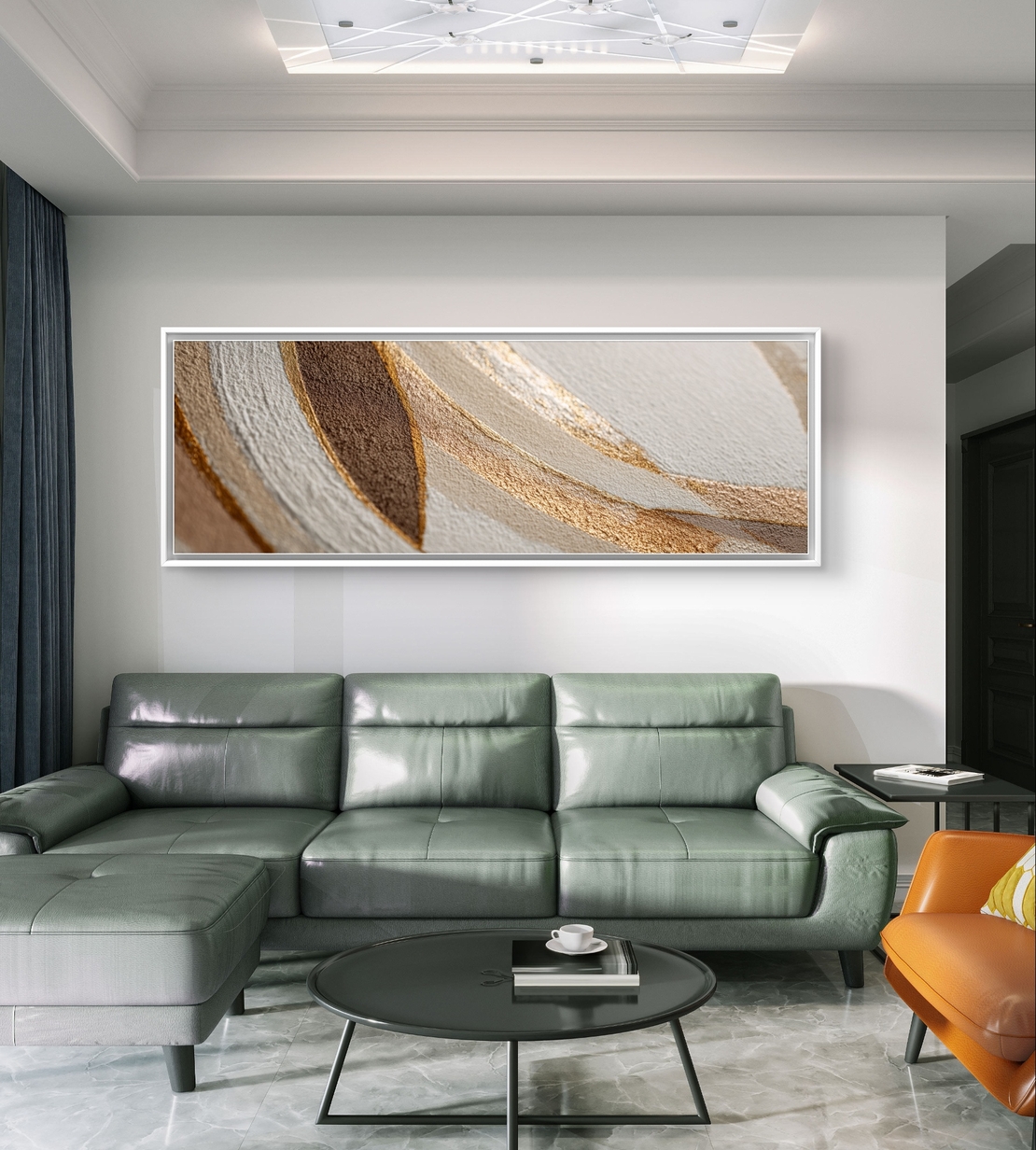 תמונה רחבה לסלון עם אלמנטים אבסטרקטיים רכים ונגיעות זהב יוקרתיות.