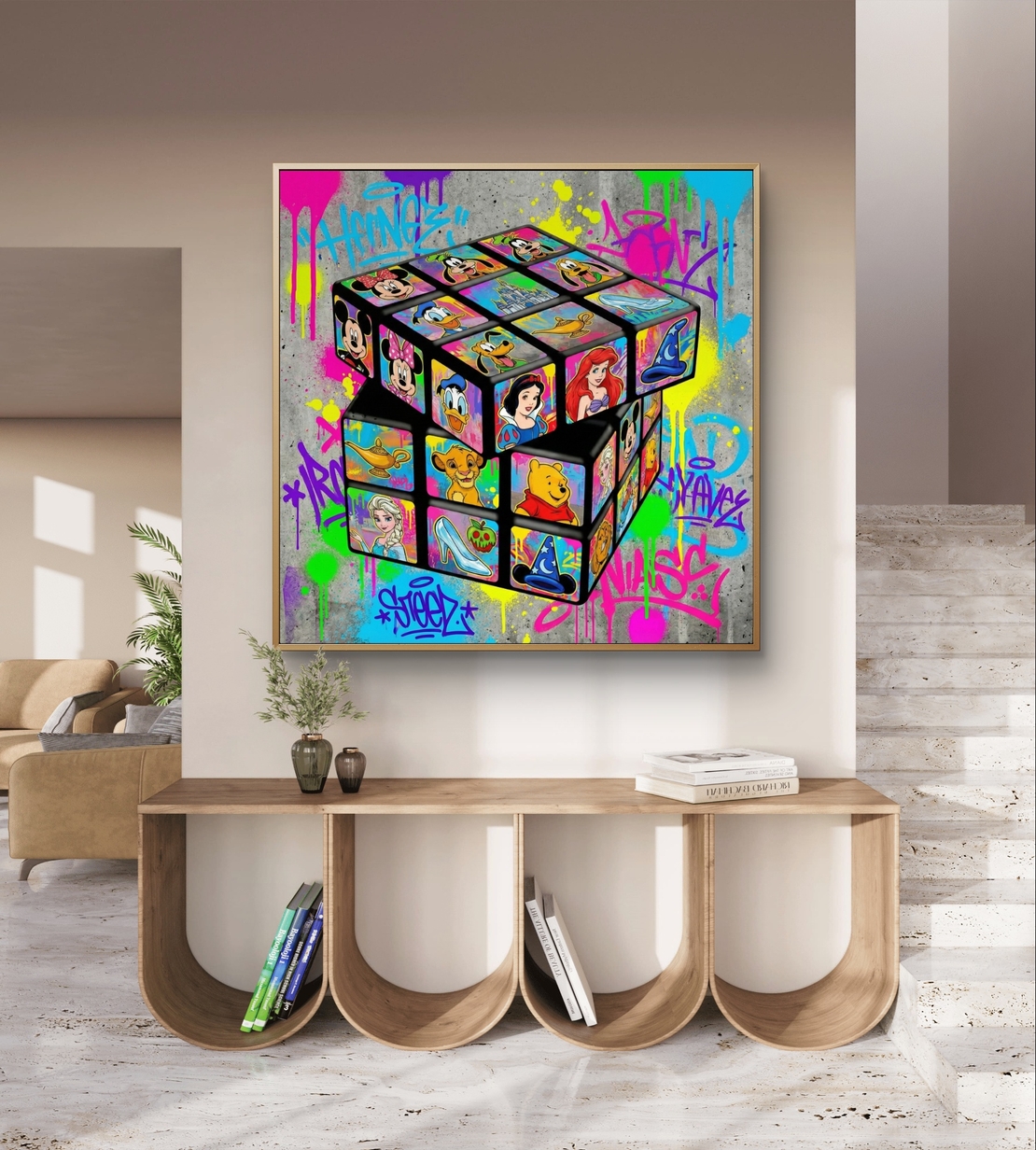 תמונת קנבס מרובעת צבעונית עם קובייה תלת־ממדית ודמויות פופ בסגנון גרפיטי, מסר של יצירתיות וחשיבה מחוץ לקופסה