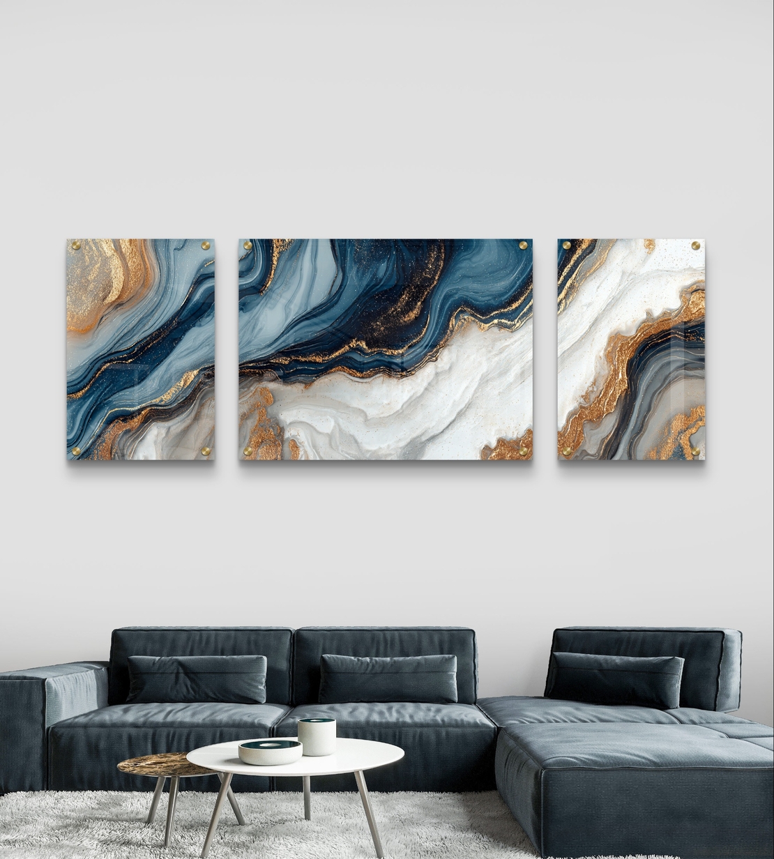 תמונת זכוכית מחולקת אבסטרקטית בגווני כחול, לבן ואפור עם נגיעות זהב ועיצוב זורם