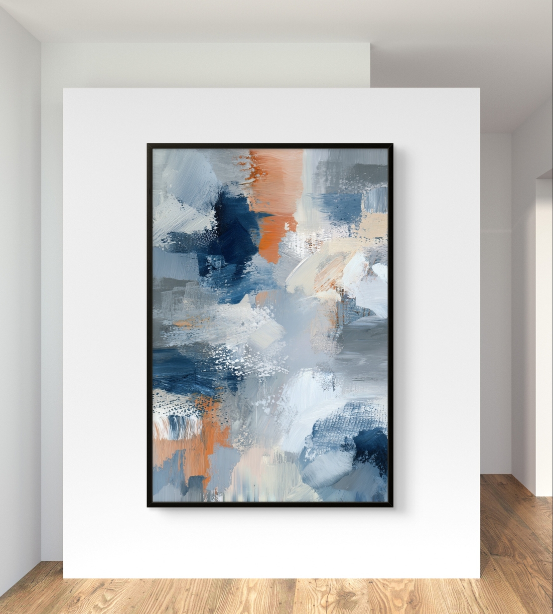 ציור קנבס מודרני אנכי בטקסטורה עשירה בגווני כחול לבן אפור ונגיעות אפרסק
