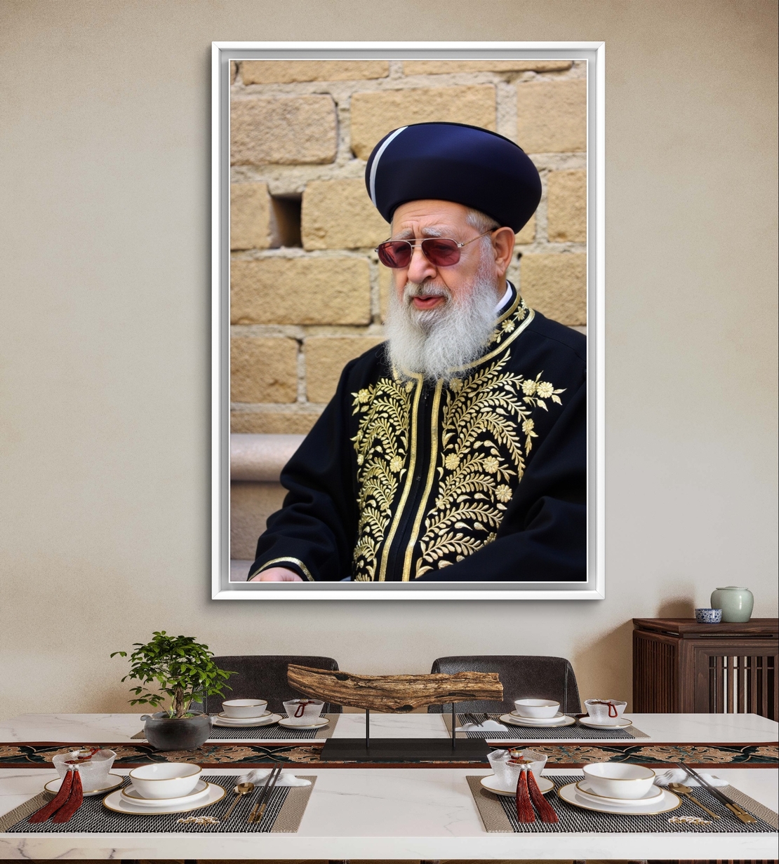 תמונת קנבס אנכית של רב יהודי בלבוש מסורתי שחור וזהב, תלויה מעל שולחן אוכל בעיצוב קלאסי.