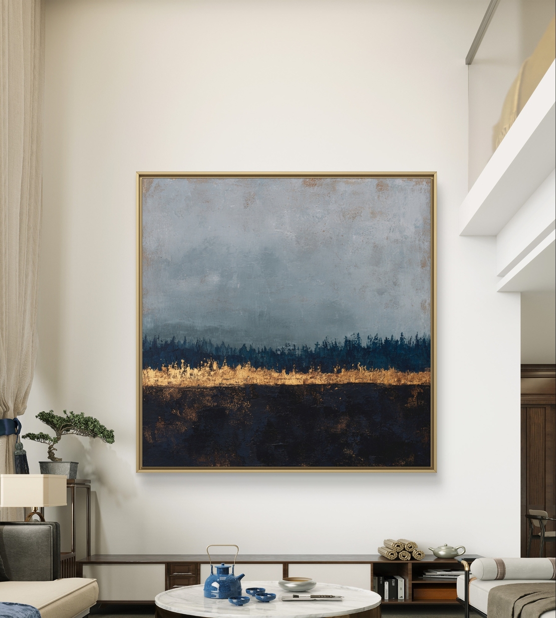 תמונת קנבס מרובעת בגווני כחול כהה עם פס זהב אופקי ואופק יער.