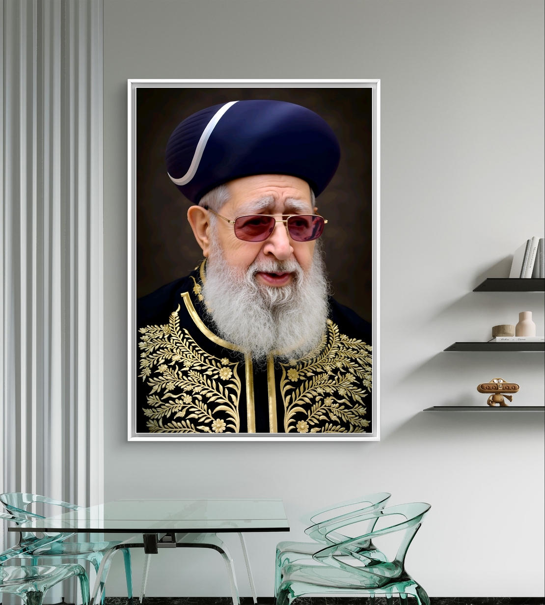 תמונת קנבס אומנותית של הרב עובדיה יוסף, עם מבט מלא חוכמה ויראת שמיים, בלבוש מסורתי מעוטר בזהב. תמונה מרהיבה המכניסה קדושה, תורה וברכה לכל בית וחלל יהודי.